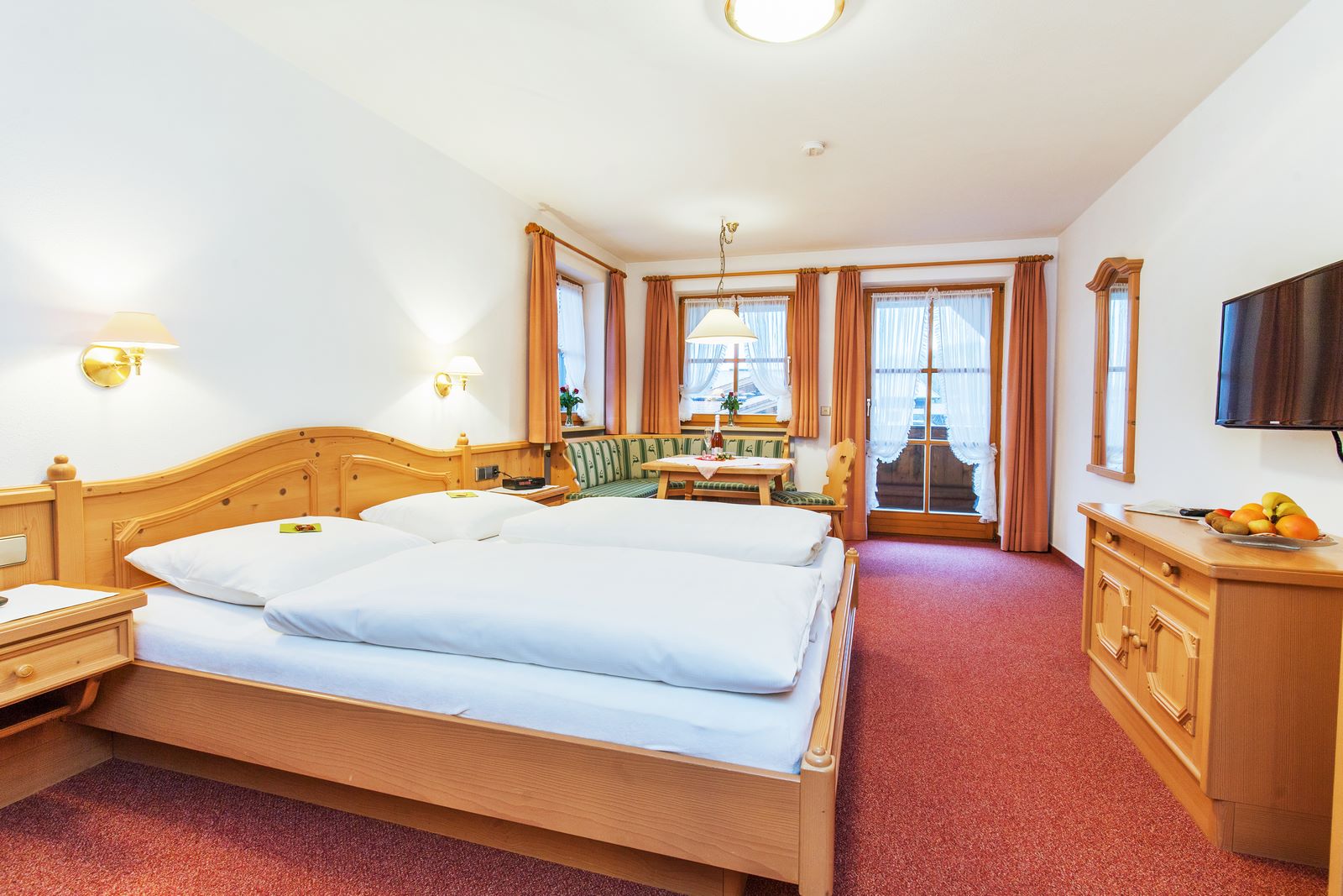 Unser großzügiges und komfortabel, im alpenländischen Stil,  eingerichtetes Doppelzimmer, in Westausrichtung, verfügt über einen  Wohn-/Schlafbereich mit gemütlicher Essecke und einem Schlafsofa, einen  kleinen Vorraum mit Garderobe, sowie über ein Badezimmer mit DU/WC und  Haartrockner.