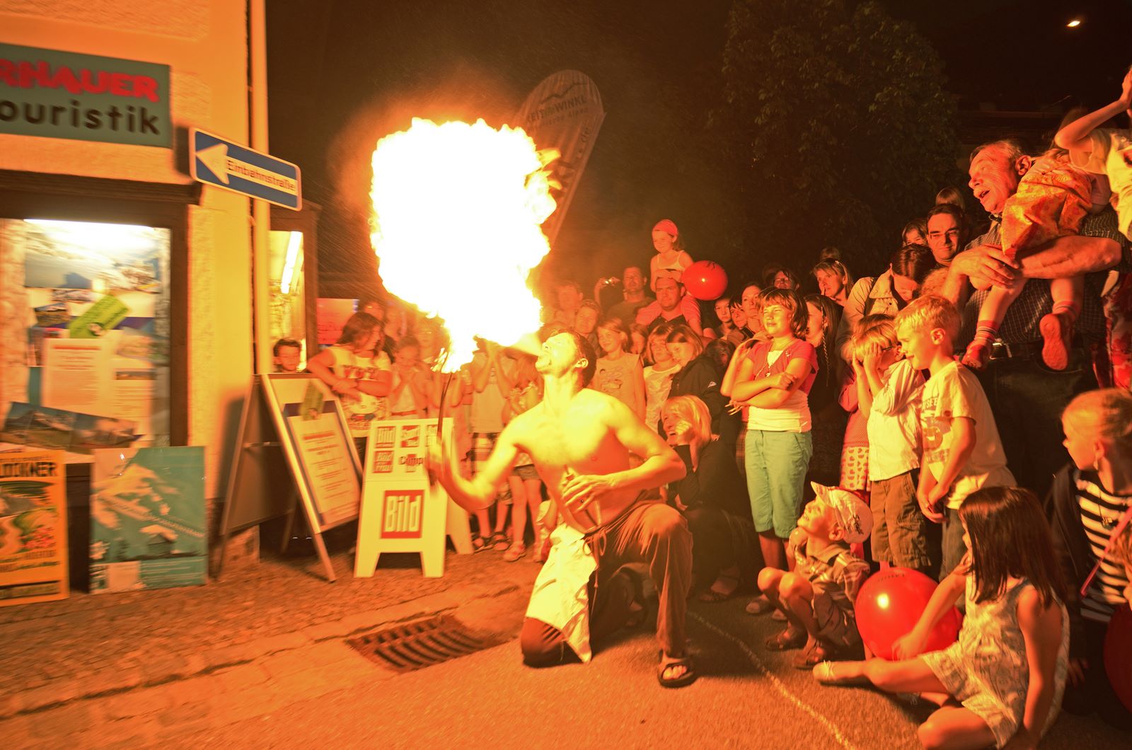 Feuerspucker bei einem Straßenfest © Eisele Hein
